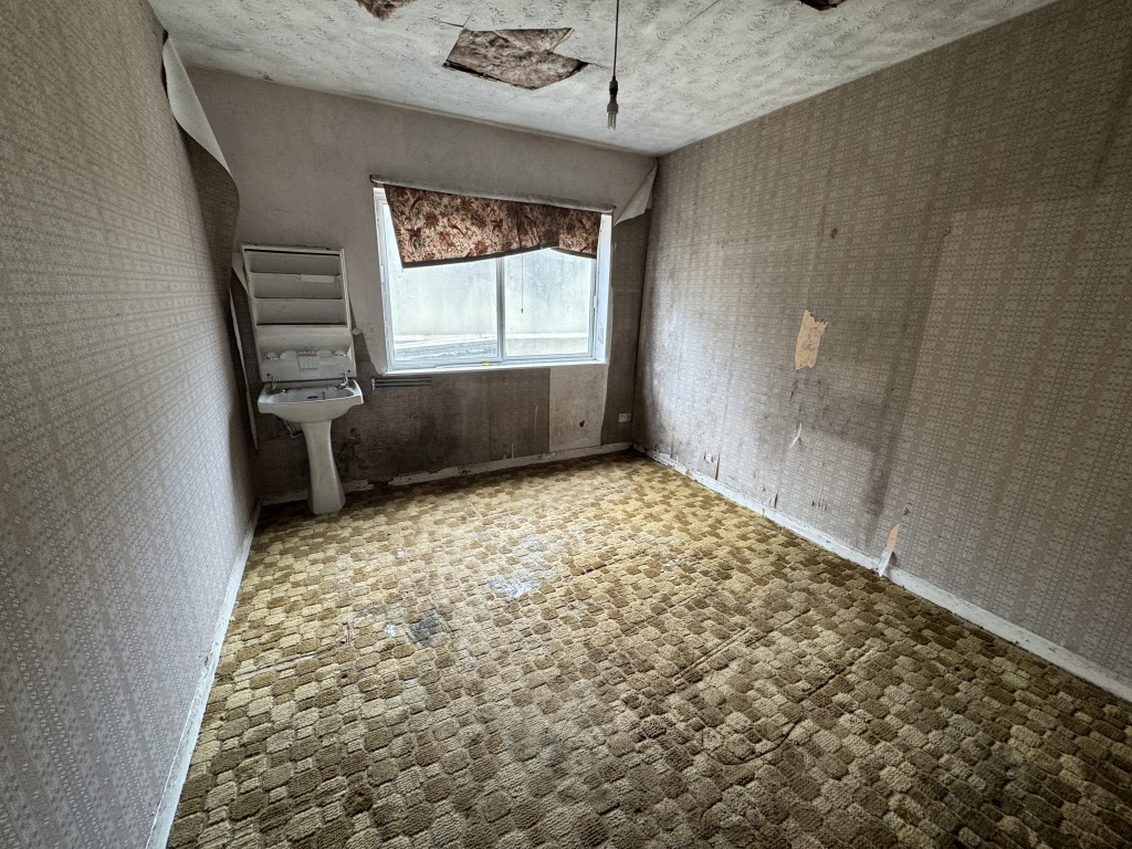 Lot: 141 - DETACHED BUNGALOW FOR IMPROVEMENT AND REPAIR - Ground floor bedroom
